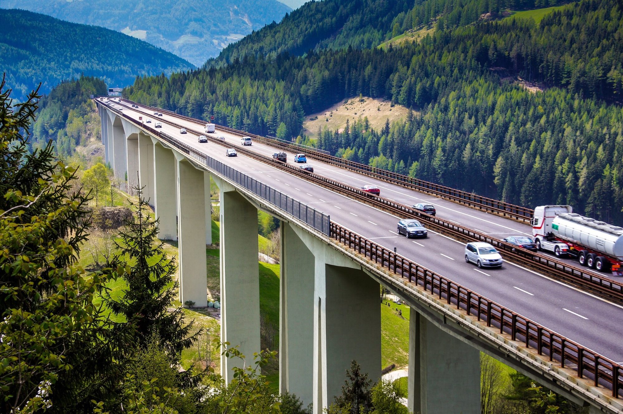 Autobahnbrücke im Gebirge mit fließendem Verkehr