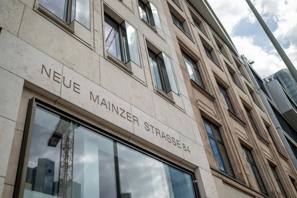 Fassade des Firmensitzes Neue Mainzer Straße 84 in Frankfurt am Main